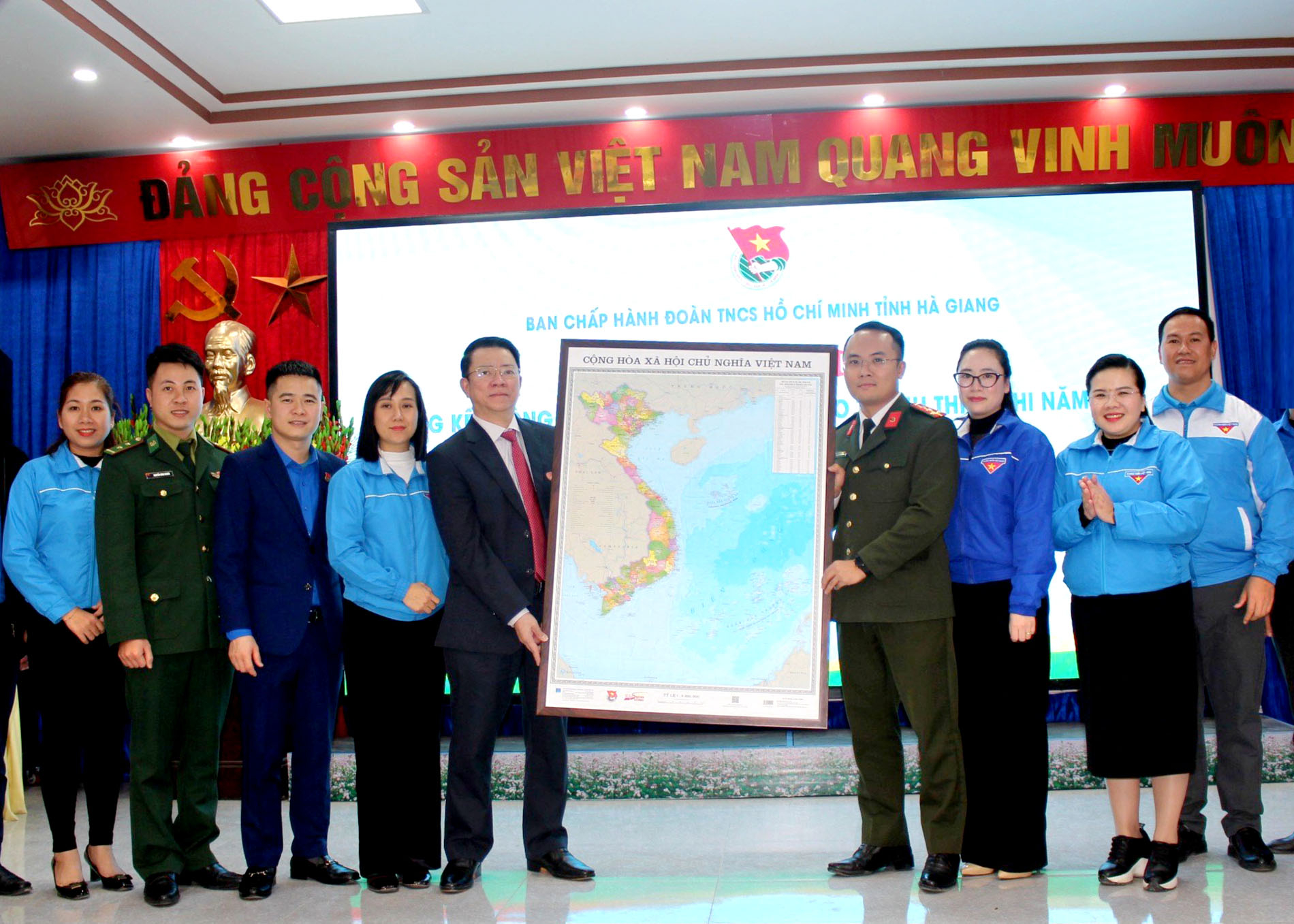 Đồng chí Trần Mạnh Lợi, Ủy viên BTV Tỉnh ủy, Trưởng Ban Dân vận Tỉnh ủy trao tặng bản đồ Việt Nam cho các huyện, thành đoàn và đoàn trực thuộc.