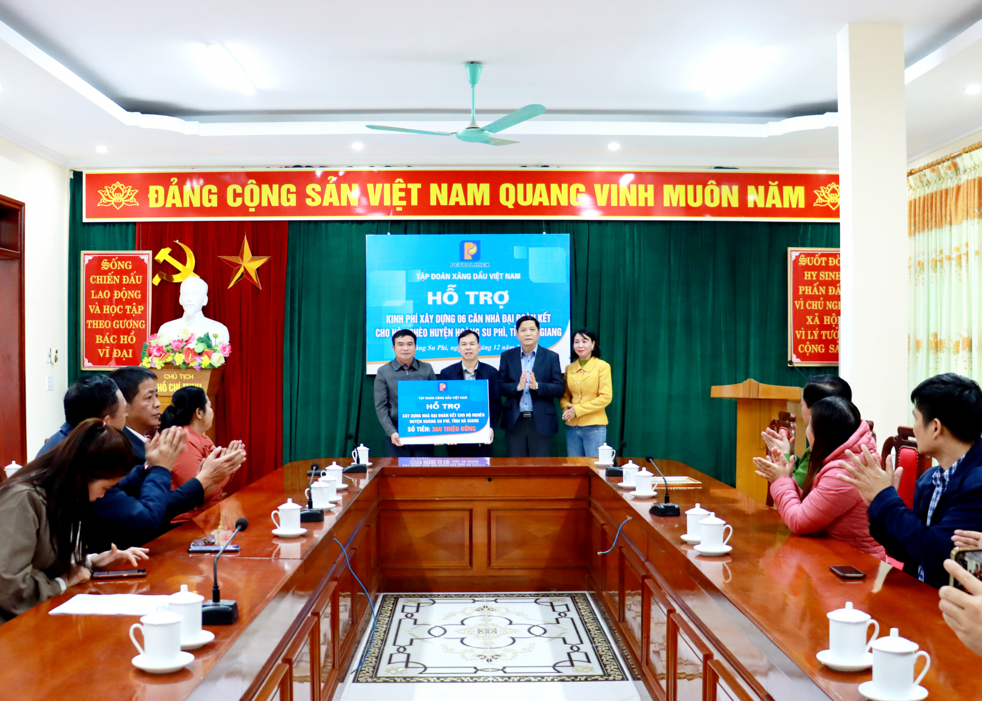 Lãnh đạo Công ty Xăng dầu Hà Giang trao 360 triệu đồng của Tập đoàn Xăng dầu Việt Nam cho huyện Hoàng Su Phì để hỗ trợ xây dựng nhà ở cho hộ nghèo.
