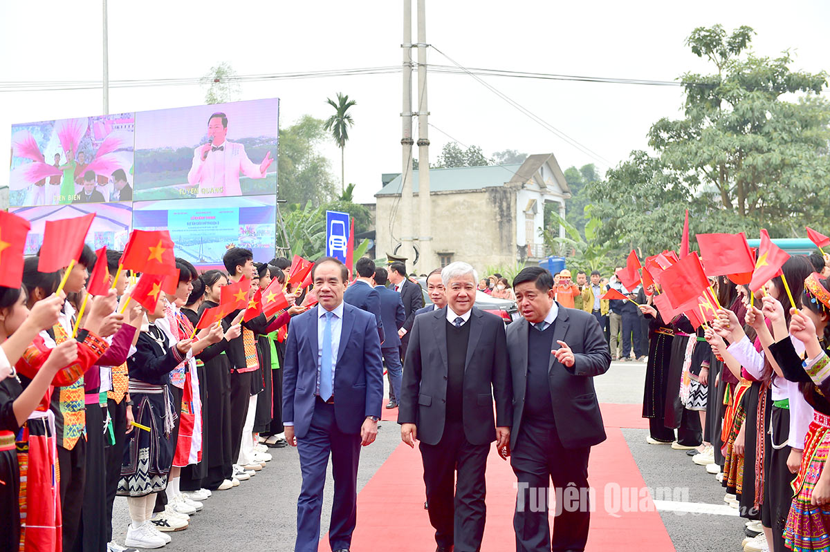 Các đồng chí lãnh đạo Trung ương, lãnh đạo tỉnh tới dự Lễ khánh thành cao tốc Tuyên Quang - Phú Thọ. Ảnh: Thanh Phúc