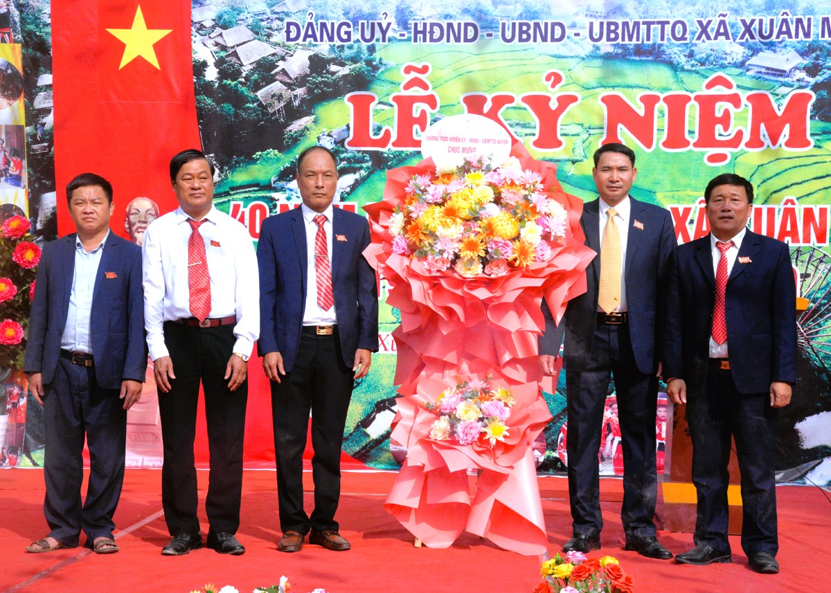 Lãnh đạo huyện Quang Bình tặng hoa chúc mừng Đảng bộ, chính quyền và nhân dân xã Xuân Minh.