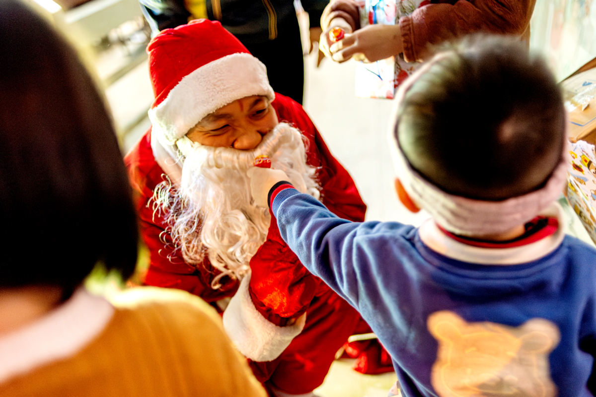 Với ý nghĩa cổ vũ các em nhỏ luôn chăm ngoan, học giỏi, biết làm điều tốt. Khoảnh khắc háo hức khi nhận được món quà mong ước từ “ông già Noel” khiến cho không khí đêm Giáng sinh trở nên ấm áp hơn.