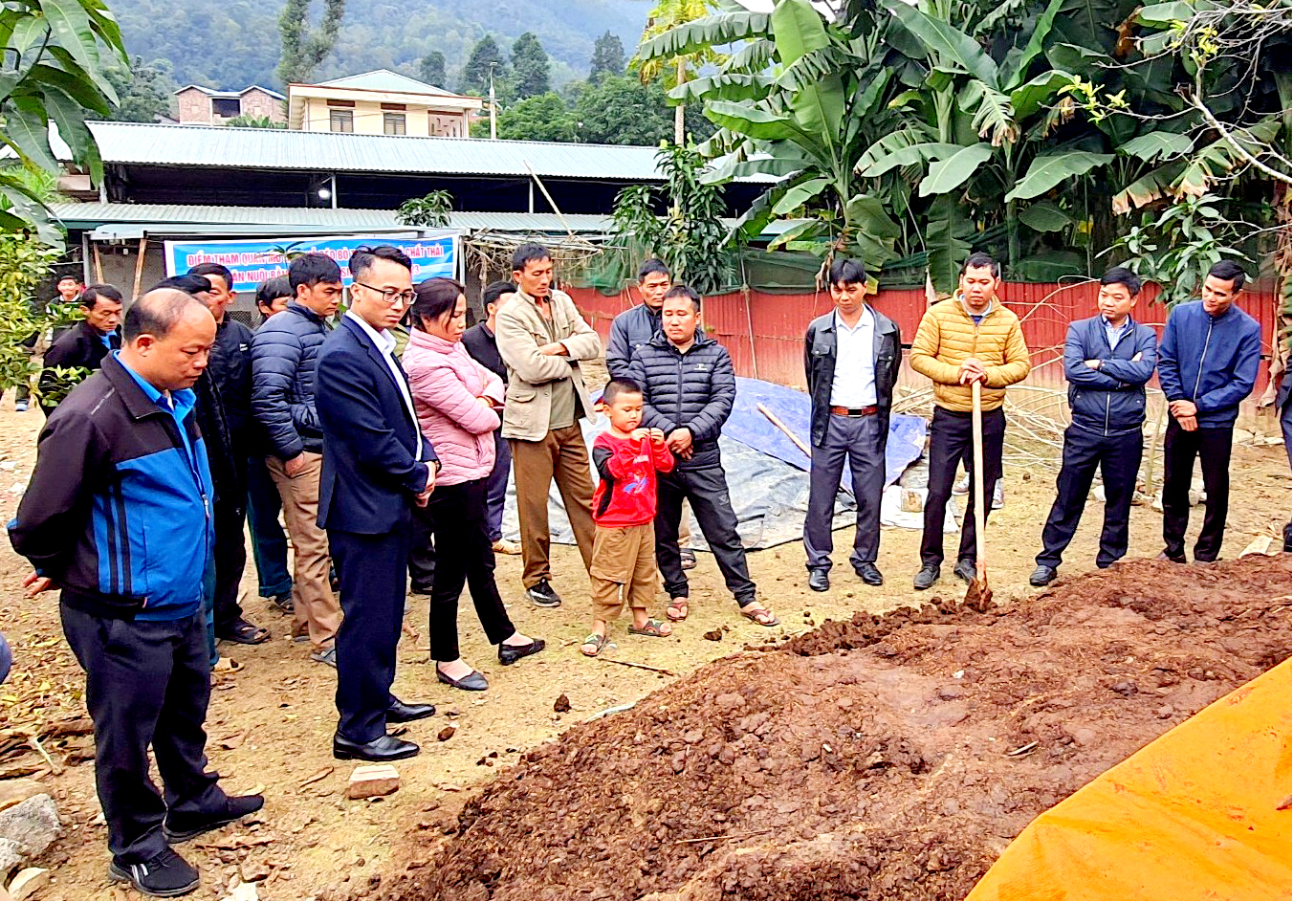 Các đại biểu kiểm tra quy trình ủ chất thải chăn nuôi bằng chế phẩm sinh học tại hộ chăn nuôi.