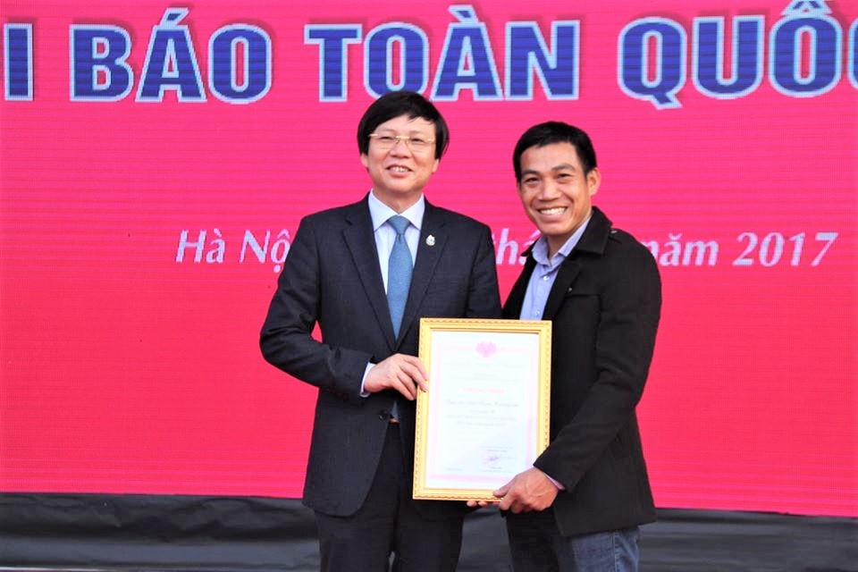 Nhà báo Vương Xuân Nguyên nhận vinh danh tại Hội báo toàn Quốc năm 2017