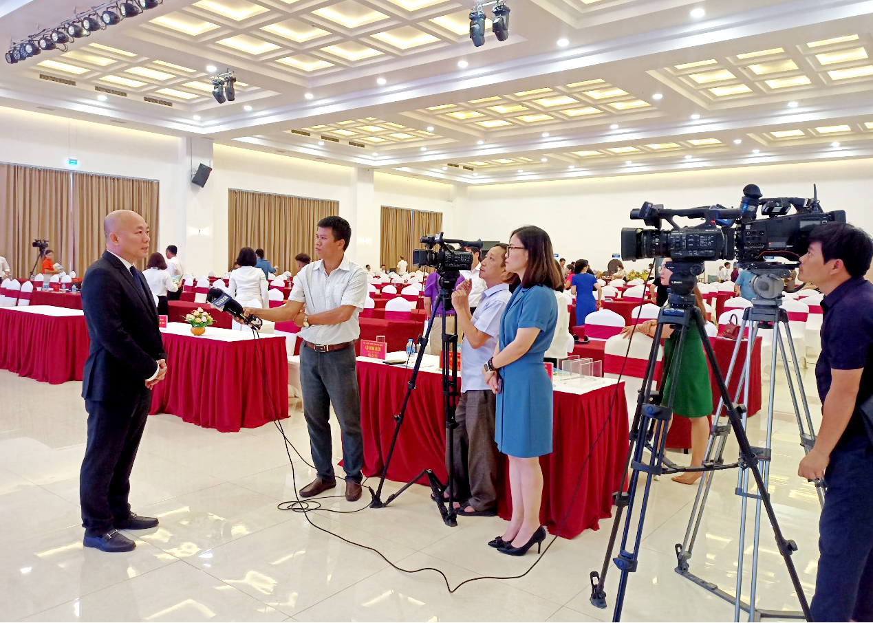Phóng viên báo, đài trung ương và địa phương tác nghiệp tại Hội nghị kết nối giao thương giữa nhà cung cấp khu vực Đông Bắc gắn với Hội thảo chè Shan tuyêt Hà Giang. 