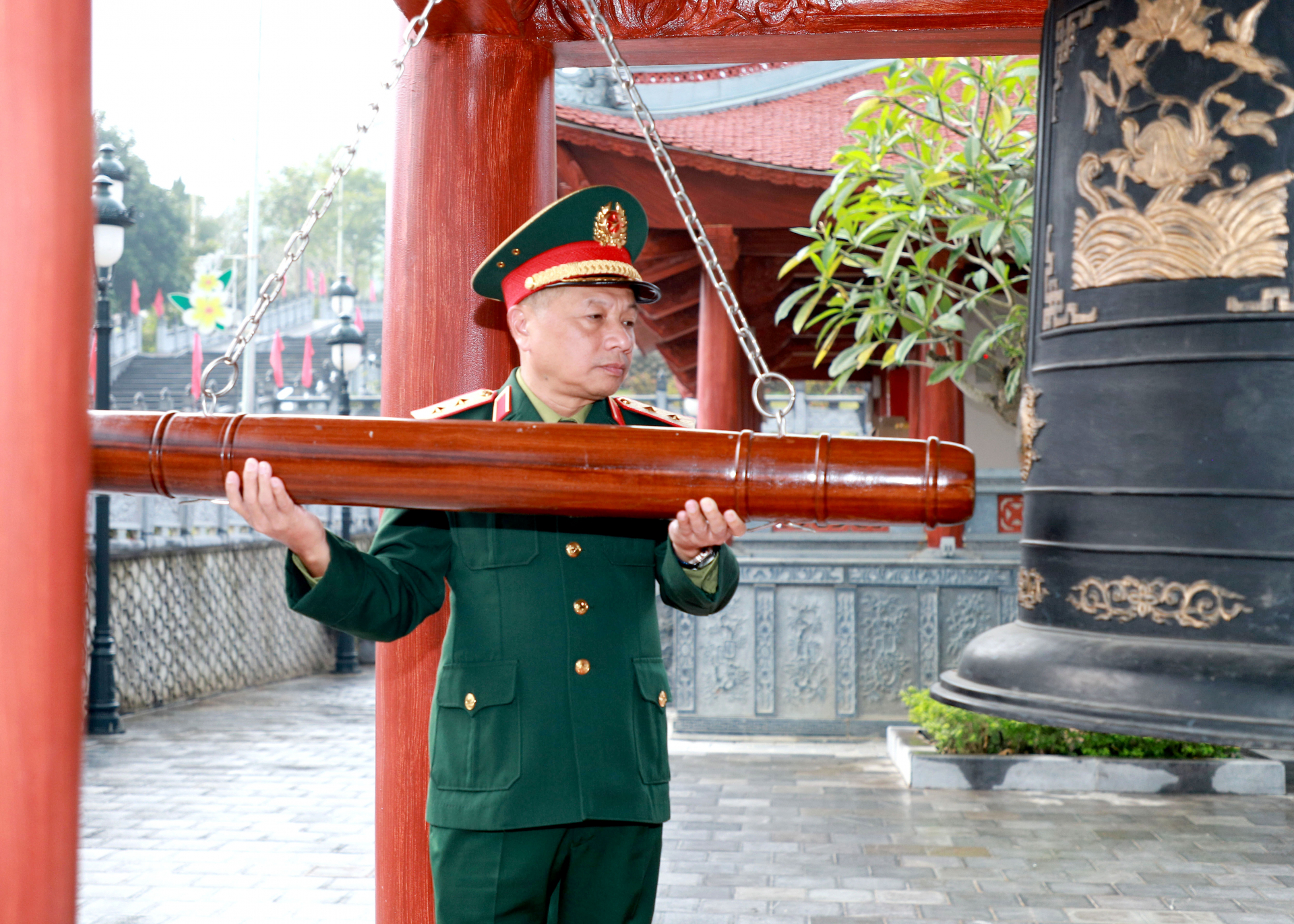 Trung tướng Lê Quang Minh, Phó Chủ nhiệm Tổng cục Chính trị QĐND Việt Nam thỉnh chuông tưởng nhớ các AHLS đang yên nghỉ tại Nghĩa trang Liệt sỹ Quốc gia Vị Xuyên.