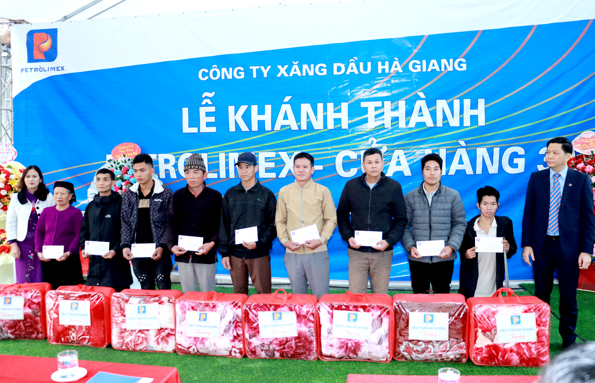 Lãnh đạo Công ty Xăng dầu Hà Giang tặng quà cho các gia đình chính sách của xã Du Già.