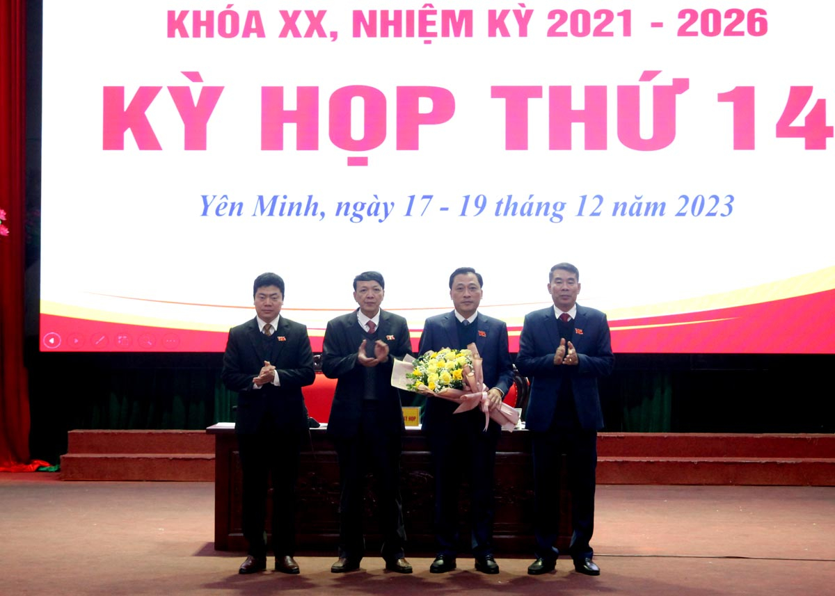 Thường trực HĐND huyện tặng hoa, chúc mừng đồng chí Hoàng Anh Tuấn, Phó Bí thư Huyện ủy, Chủ tịch UBND huyện.