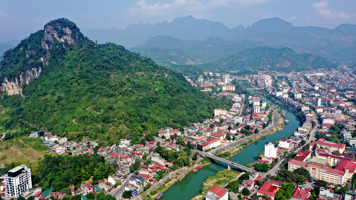 Hình ảnh thành phố Hà Giang hôm nay, vị trí đầu cầu Yên Biên II (trong hình), sát chân núi Cấm nay vẫn còn dấu tích cổng thành xưa.  