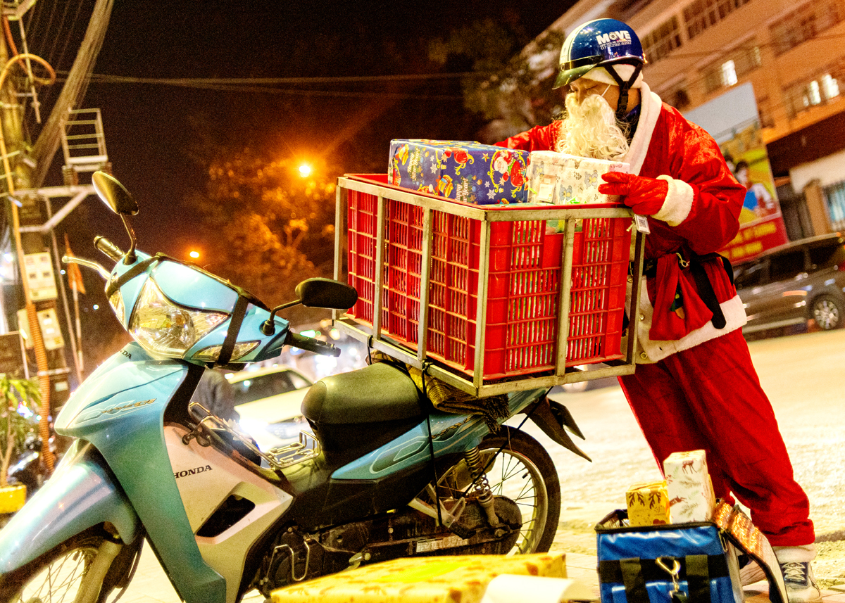 Để kiếm thêm thu nhập vào đợt Giáng sinh, năm nay anh Phạm Văn Doanh (32 tuổi) lần đầu tiên thử sức làm “Ông già Noel”. Vốn là một shipper, nên anh Doanh có một lượng khách hàng quen biết nhất định. 