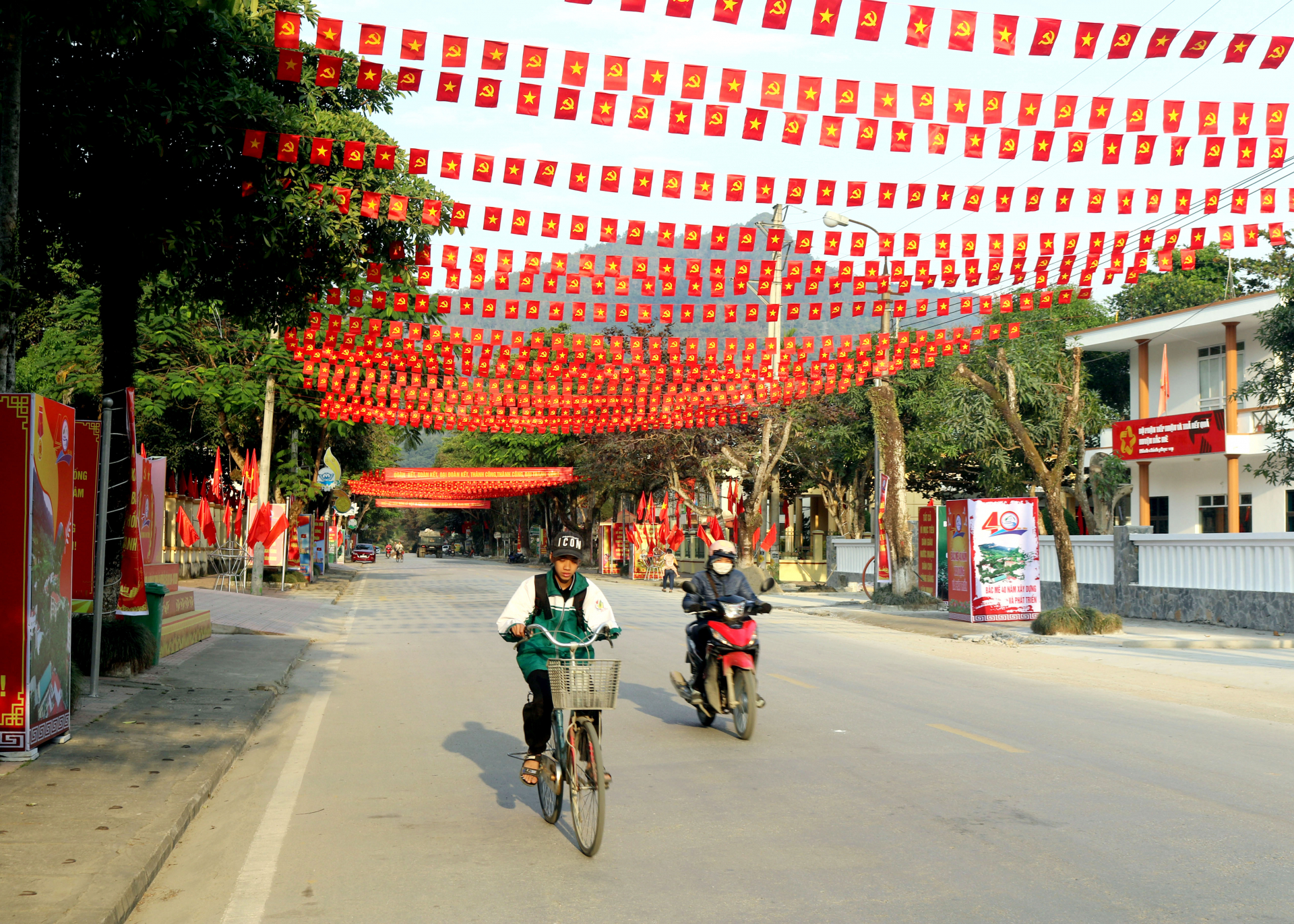 Nhiều tuyến đường trung tâm huyện trang hoàng rực rỡ cờ hoa.