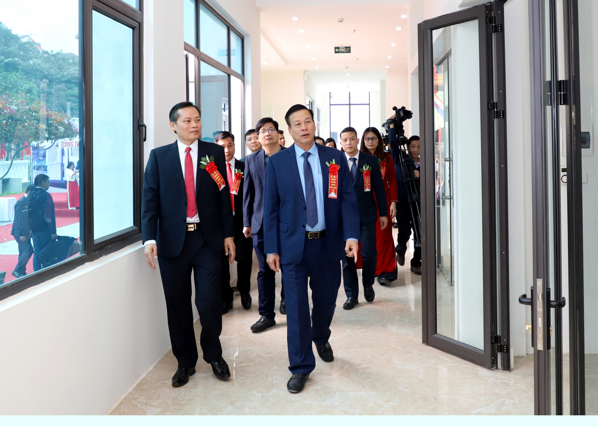 Chủ tịch UBND tỉnh Nguyễn Văn Sơn tham quan cơ sở vật chất của Trung tâm hội nghị.