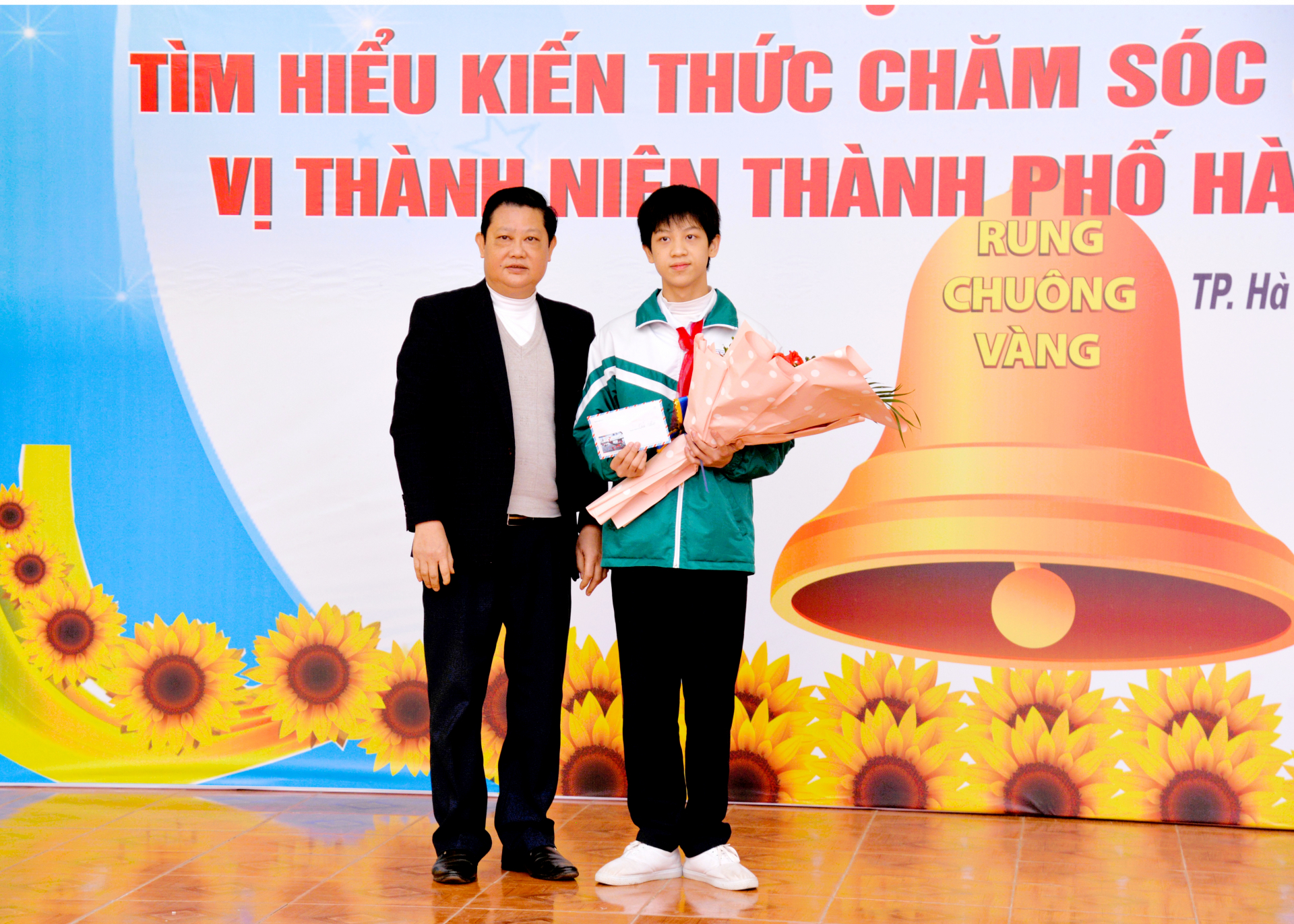 Ban tổ chức trao giải Nhất cho học sinh Trường THCS Ngọc Hà.