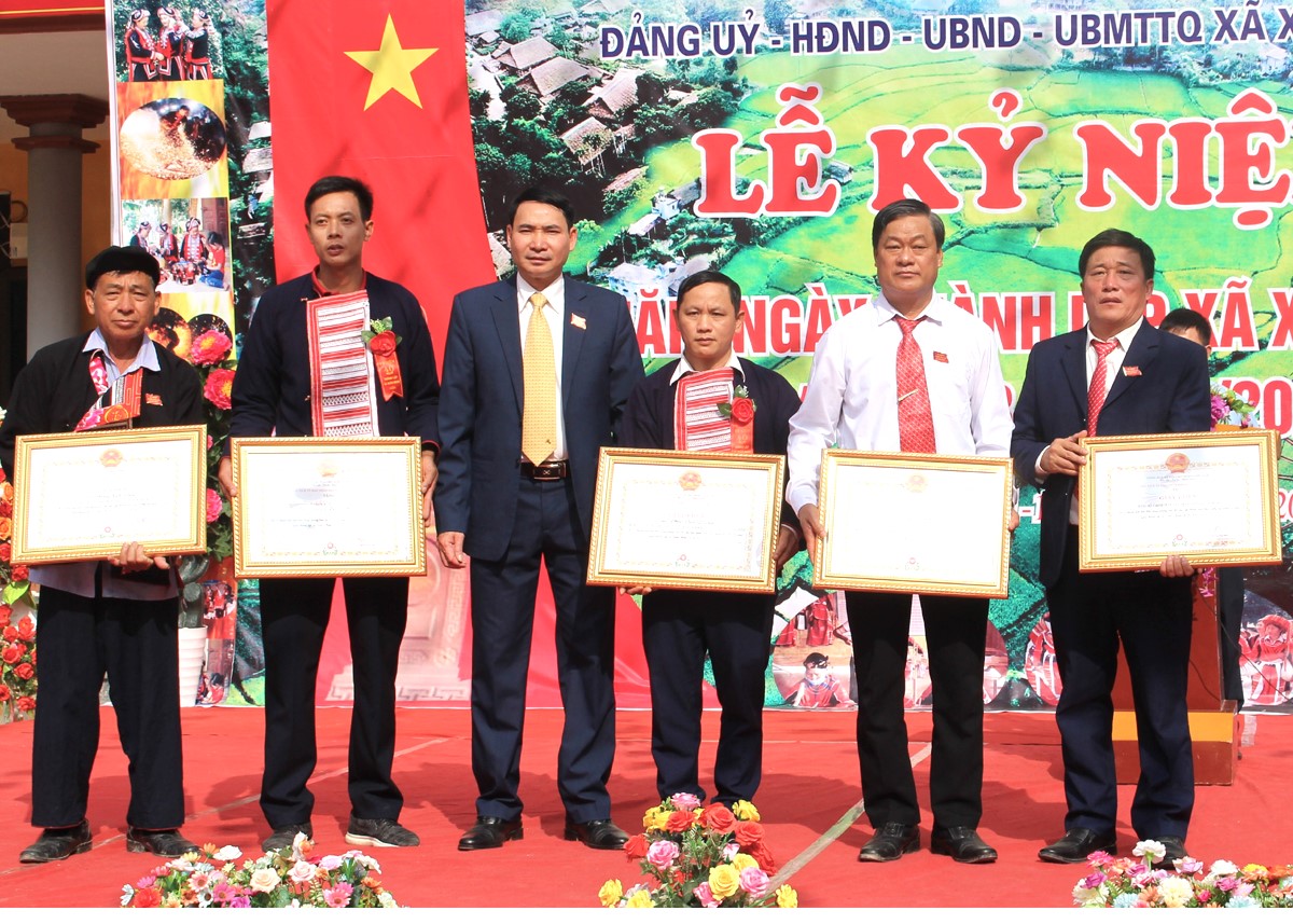 Lãnh đạo huyện Quang Bình trao Giấy khen của UBND huyện cho các tập thể, cá nhân xã Xuân Minh.