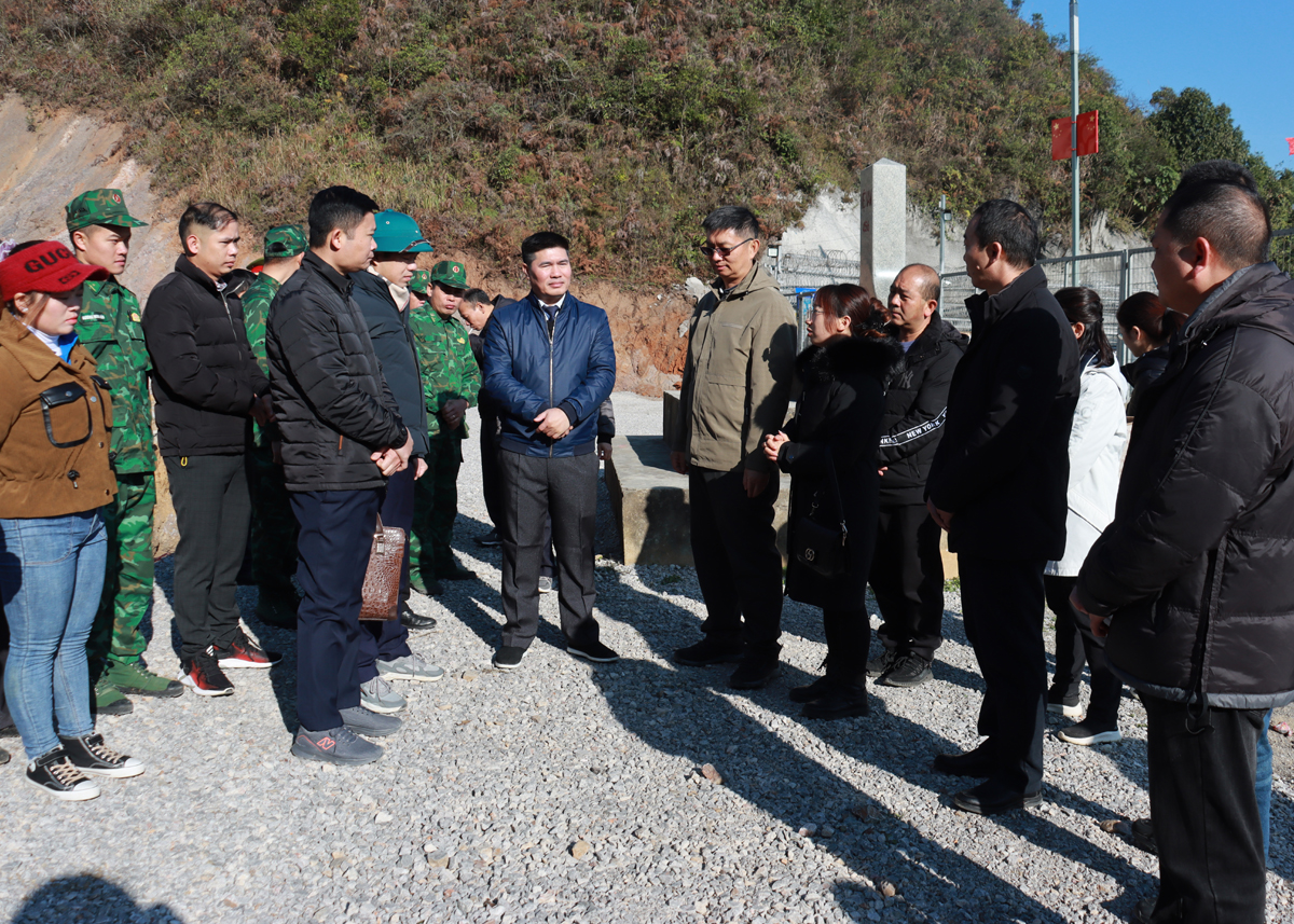 Đoàn đại biểu Sở Ngoại vụ tỉnh Hà Giang và Văn phòng Ngoại vụ tỉnh Vân Nam (Trung Quốc) tiến hành kiểm tra biên giới song phương trên đất liền tại mốc 456.