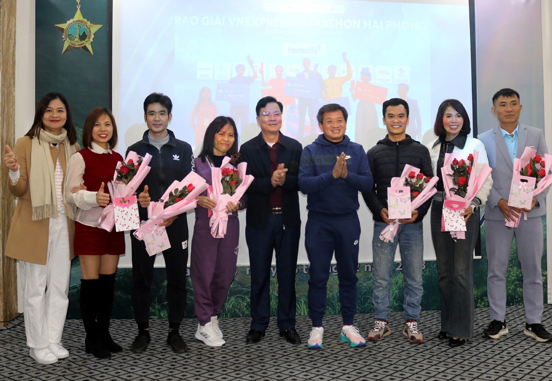 Chủ nhiệm Ủy ban Kiểm tra Tỉnh ủy Trần Quang Minh và ông Đoàn Ngọc Hải tặng hoa, phần thưởng cho các vận động viên đạt thành tích tại giải chạy Chào năm mới 2024.