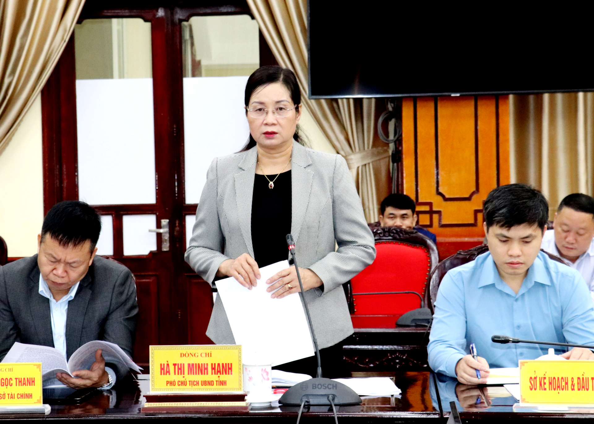 Phó Chủ tịch UBND tỉnh Hà Thị Minh Hạnh trao đổi tại buổi làm việc.
