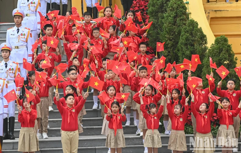 Thiếu nhi Thủ đô chào đón Tổng Bí thư Nguyễn Phú Trọng và Phu nhân và Tổng Bí thư, Chủ tịch Trung Quốc Tập Cận Bình và Phu nhân.