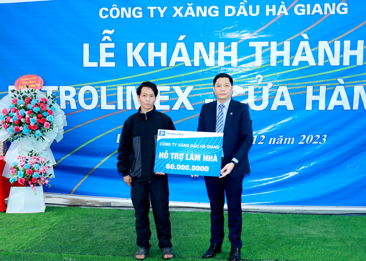 Ông Nguyễn Tiến Dũng, Chủ tịch kiêm Giám đốc Công ty Xăng dầu Hà Giang trao 60 triệu đồng hỗ trợ gia đình ông Mua Phà Thò, hộ nghèo xã Du Già xây dựng nhà ở.