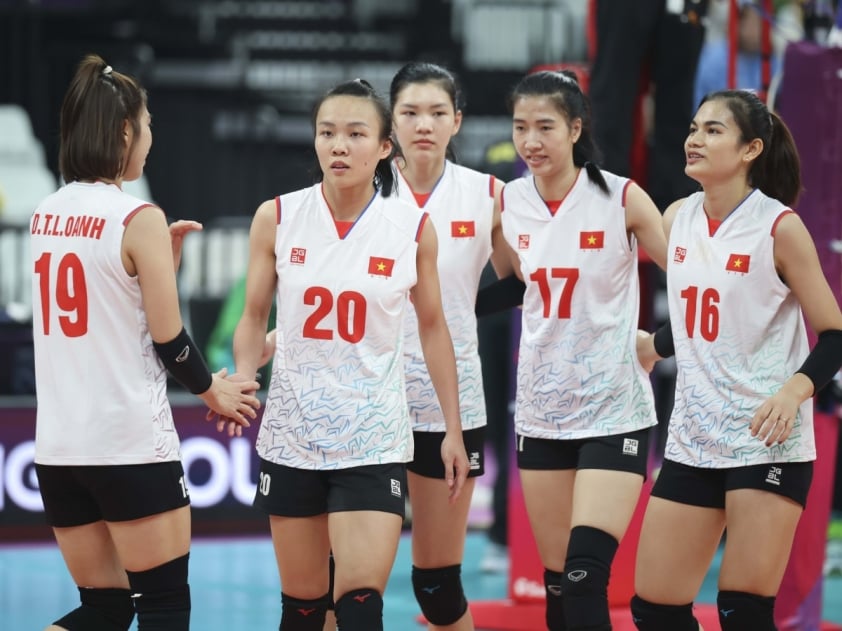 Trần Tú Linh (số 20) và Vi Thị Như Quỳnh (số 16) chơi bùng nổ trong trận đấu cuối cùng tại giải các CLB thế giới.