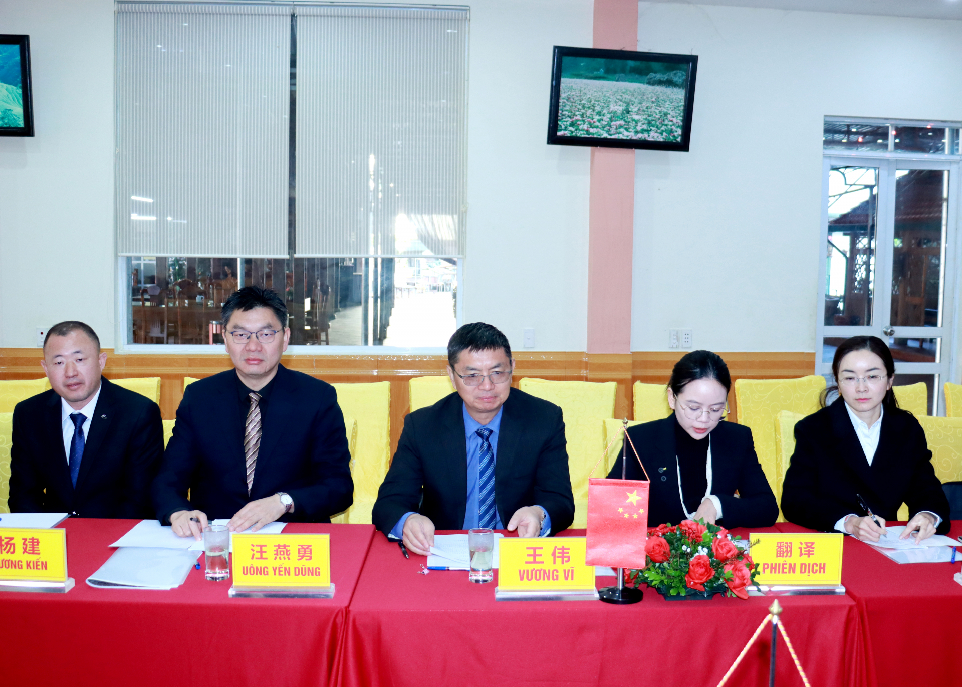 Phó Chủ nhiệm Văn phòng Ngoại sự tỉnh Vân Nam, Vương Vĩ phát biểu tại hội đàm