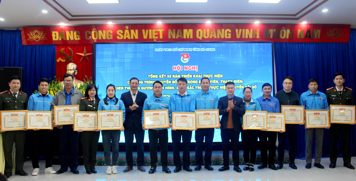 Lãnh đạo Sở Thông tin & Truyền thông, Tỉnh đoàn tặng Bằng khen cho các cá nhân
