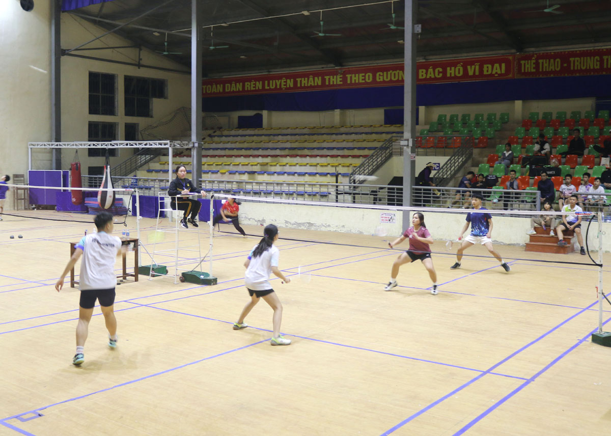 Trận chung kết môn cầu lông đôi nam nữ giữ hai đội Huyện đoàn Bắc Quang và Huyện đoàn Vị Xuyên