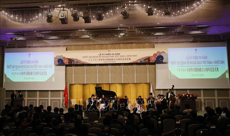Biểu diễn âm nhạc tại Lễ kỷ niệm 50 năm thiết lập quan hệ ngoại giao Việt Nam – Nhật Bản. 