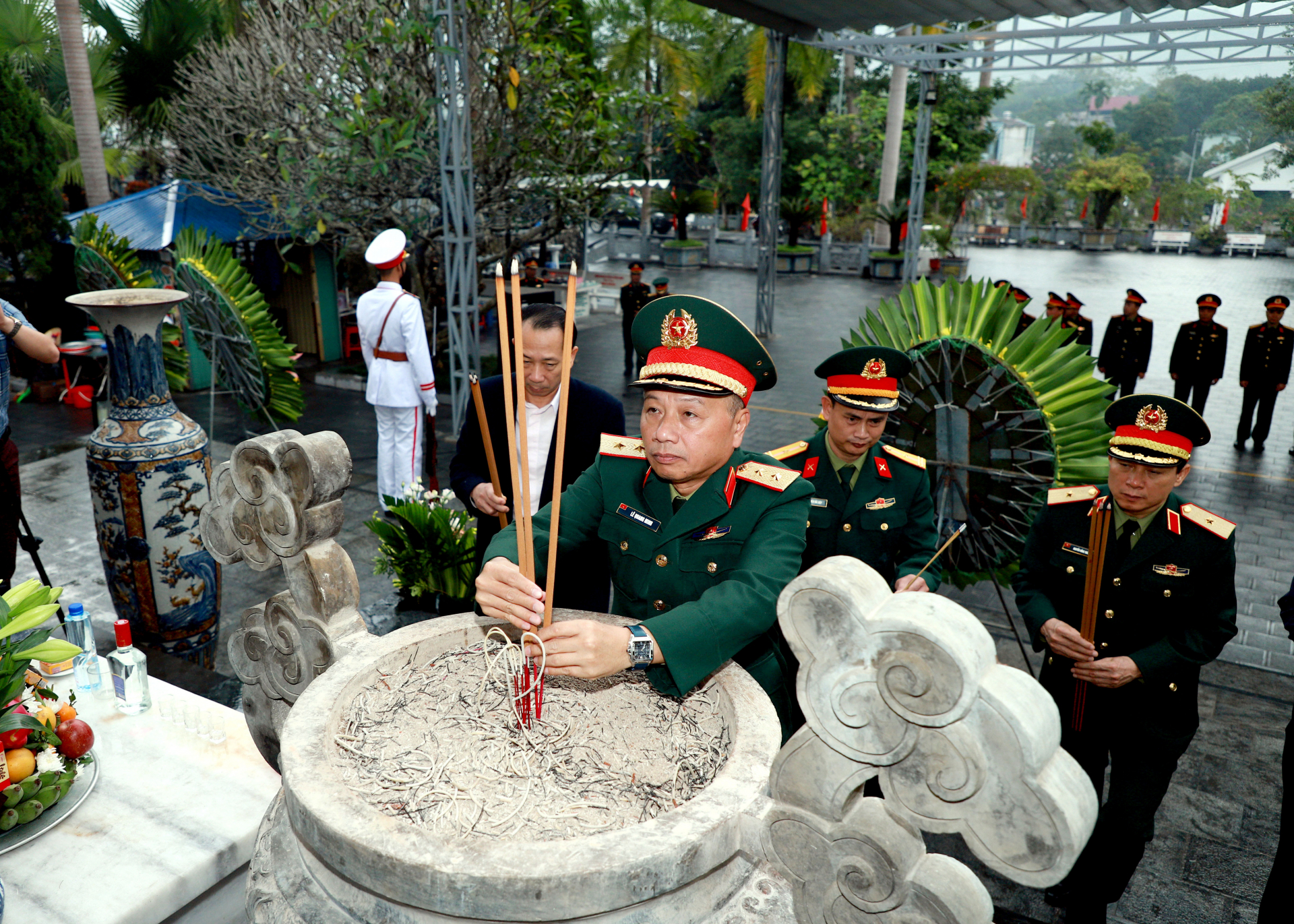 Trung tướng Lê Quang Minh, Phó Chủ nhiệm Tổng cục Chính trị QĐND Việt Nam dâng hương tưởng nhớ các AHLS.