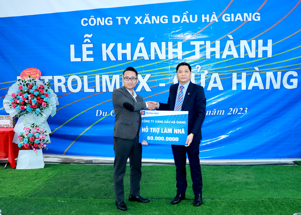 Ông Nguyễn Tiến Dũng, Chủ tịch kiêm Giám đốc Công ty Xăng dầu Hà Giang trao 60 triệu đồng cho huyện Yên Minh để hỗ trợ chương trình xây dựng nhà ở.