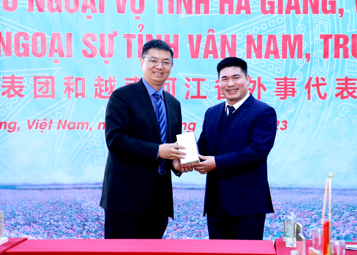 Lãnh đạo Văn phòng Ngoại sự tỉnh Vân Nam tặng quà cho lãnh đạo Sở Ngoại vụ tỉnh Hà Giang.