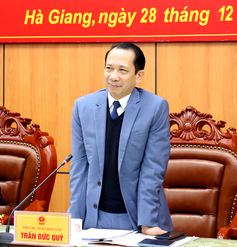 Phó Chủ tịch UBND tỉnh Trần Đức Quý điều hành thảo luận tại phiên họp.
