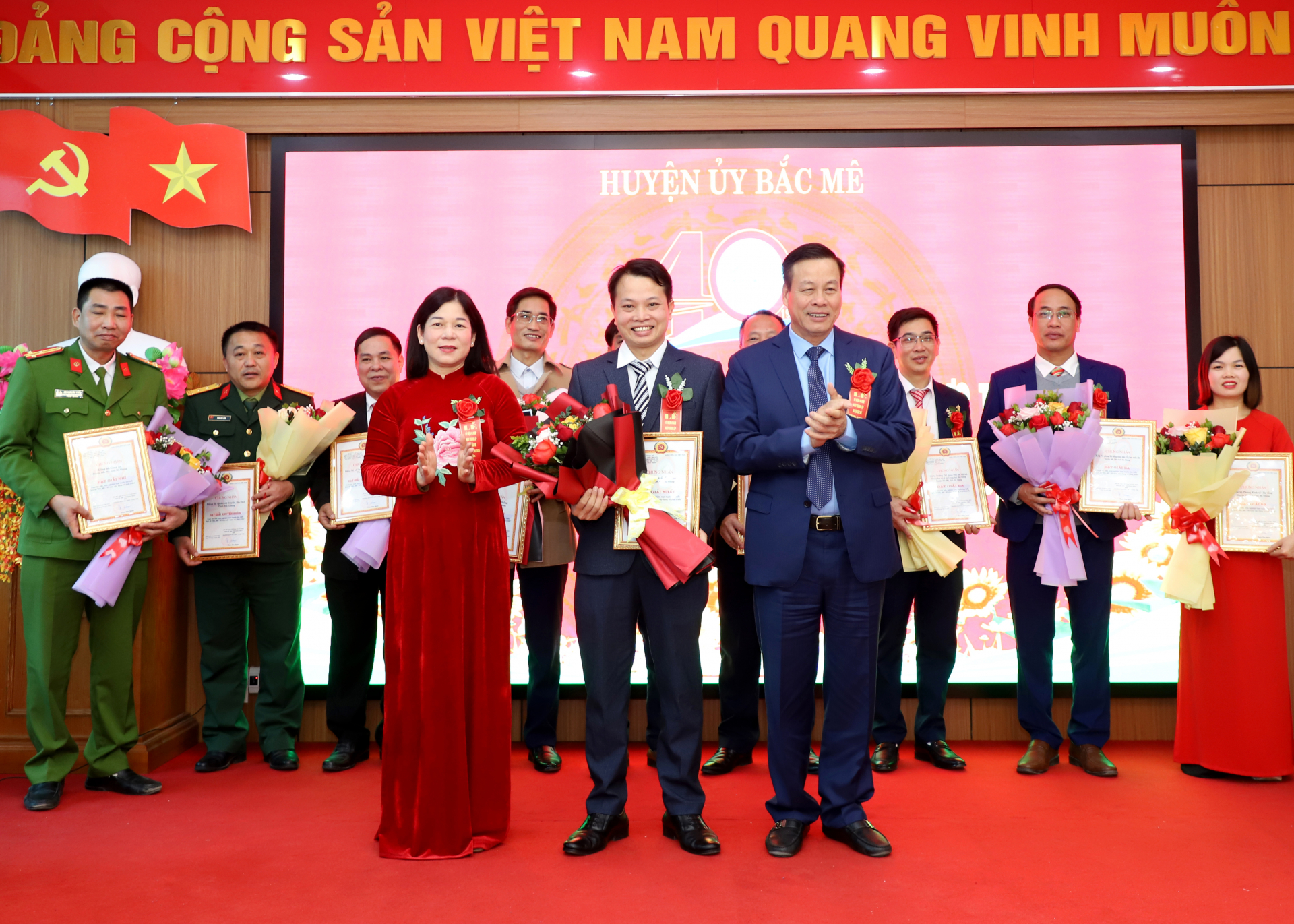 Chủ tịch UBND tỉnh Nguyễn Văn Sơn và Phó Chủ tịch Thường trực HĐND tỉnh Chúng Thị Chiên trao giải Nhất cuộc thi tìm hiểu lịch sử huyện Bắc Mê cho thị trấn Yên Phú.
 