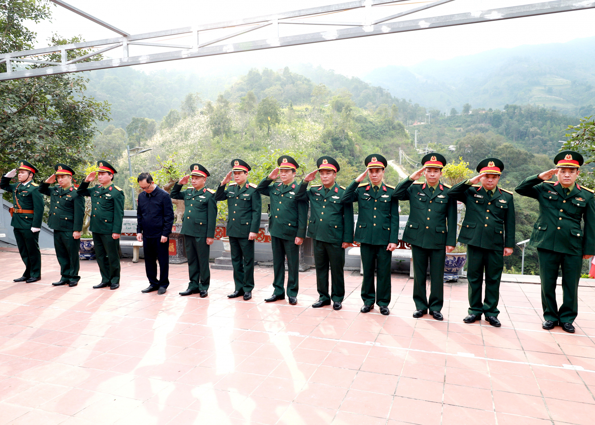 Trung tướng Lê Quang Minh, Phó Chủ nhiệm Tổng cục Chính trị QĐND Việt Nam, Trưởng đoàn công tác và Thiếu tướng Nguyễn Hồng Thái, Phó Chính ủy Quân khu 2 cùng Phó Bí thư Thường trực Tỉnh ủy, Chủ tịch HĐND tỉnh Thào Hồng Sơn, lãnh đạo Bộ CHQS tỉnh tưởng nhớ các AHLS tại Đền thờ các AHLS trên điểm cao 468.