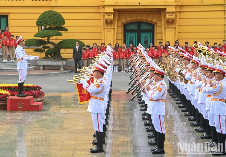 Đội quân nhạc cử hành quốc thiều hai nước.