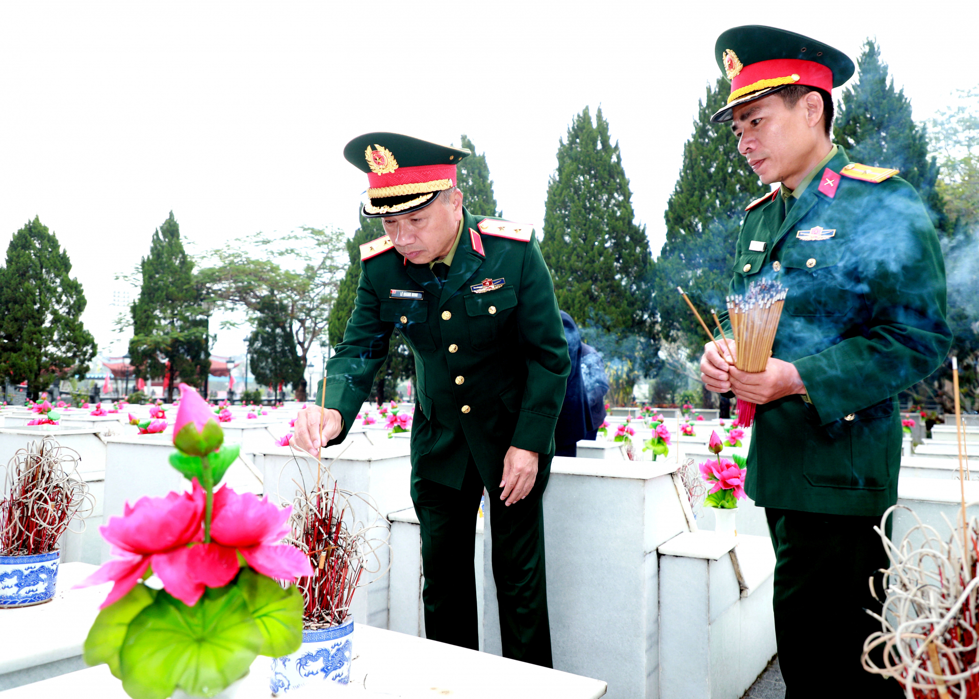 Trung tướng Lê Quang Minh, Phó Chủ nhiệm Tổng cục Chính trị QĐND Việt Nam thắp hương tưởng nhớ các AHLS đang yên nghỉ tại Nghĩa trang Liệt sỹ Quốc gia Vị Xuyên.