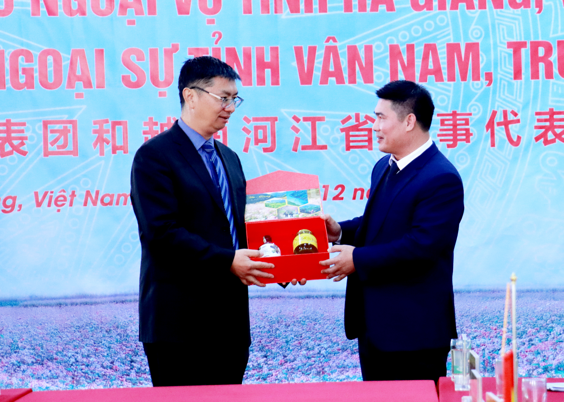 Lãnh đạo Sở Ngoại vụ tỉnh Hà Giang tặng quà cho lãnh đạo Văn phòng Ngoại sự tỉnh Vân Nam.