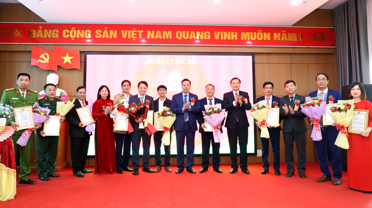 Chủ tịch UBND tỉnh Nguyễn Văn Sơn và Phó Chủ tịch Thường trực HĐND tỉnh Chúng Thị Chiên trao giải cho các đơn vị đạt giải cuộc thi tìm hiểu lịch sử huyện Bắc Mê.