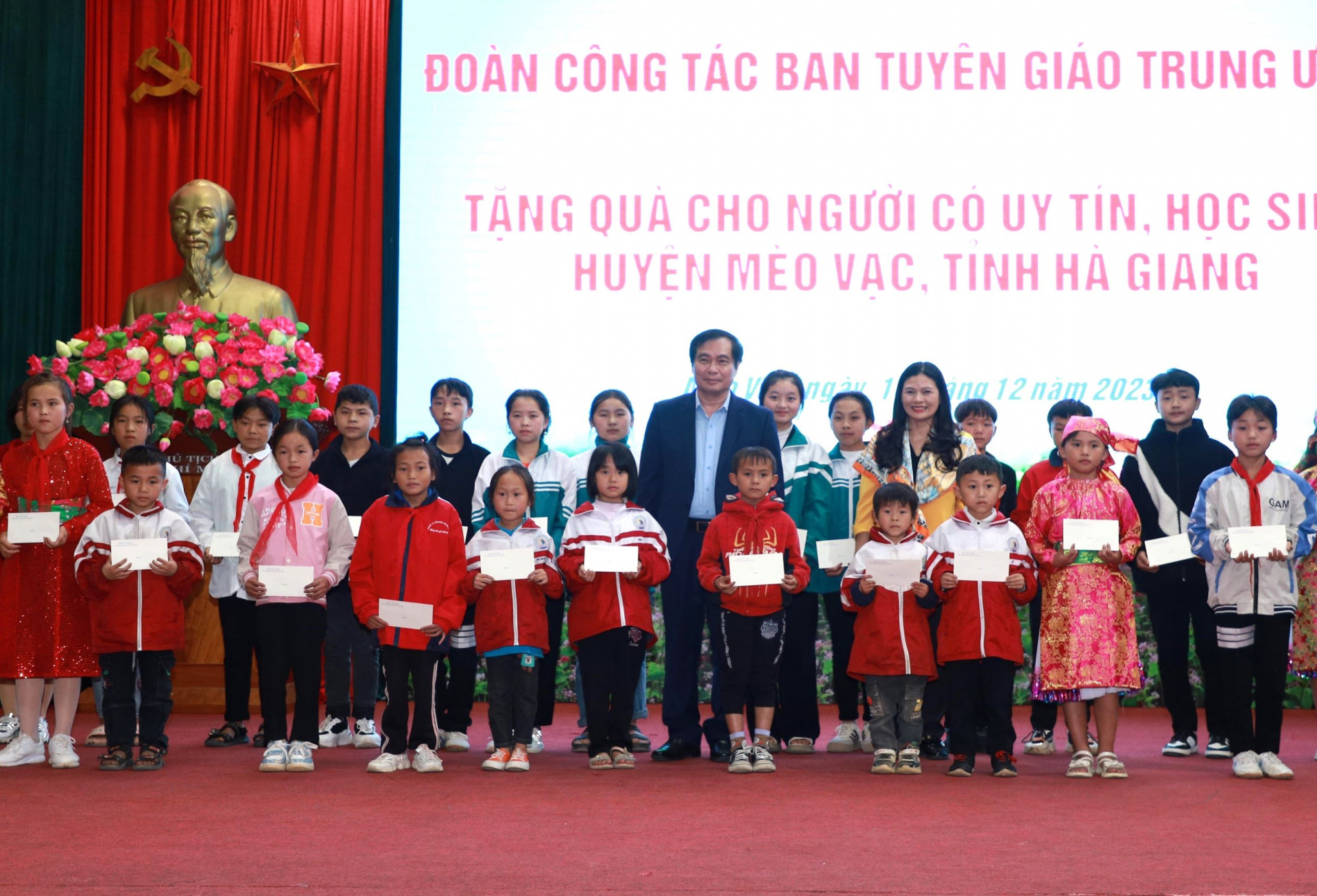 Phó Trưởng Ban Tuyên giáo T.Ư Phan Xuân Thủy và Trưởng ban Tuyên giáo Tỉnh ủy Vương Ngọc Hà trao tặng quà cho học sinh có hoàn cảnh khó khăn tại huyện Mèo Vạc.