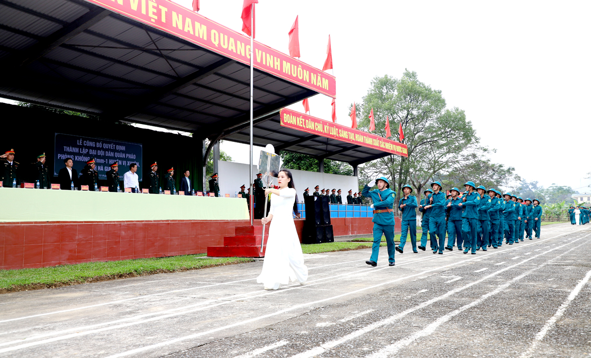 Lực lượng Dân quân tự vệ tham gia diễu binh.