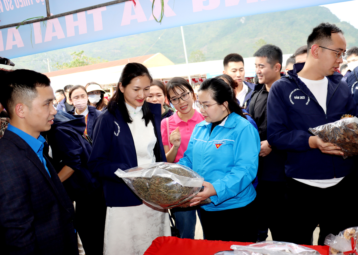 Các đại biểu tham quan các gian hàng giới thiệu nông sản địa phương tại xã Đông Hà (Quản Bạ).
