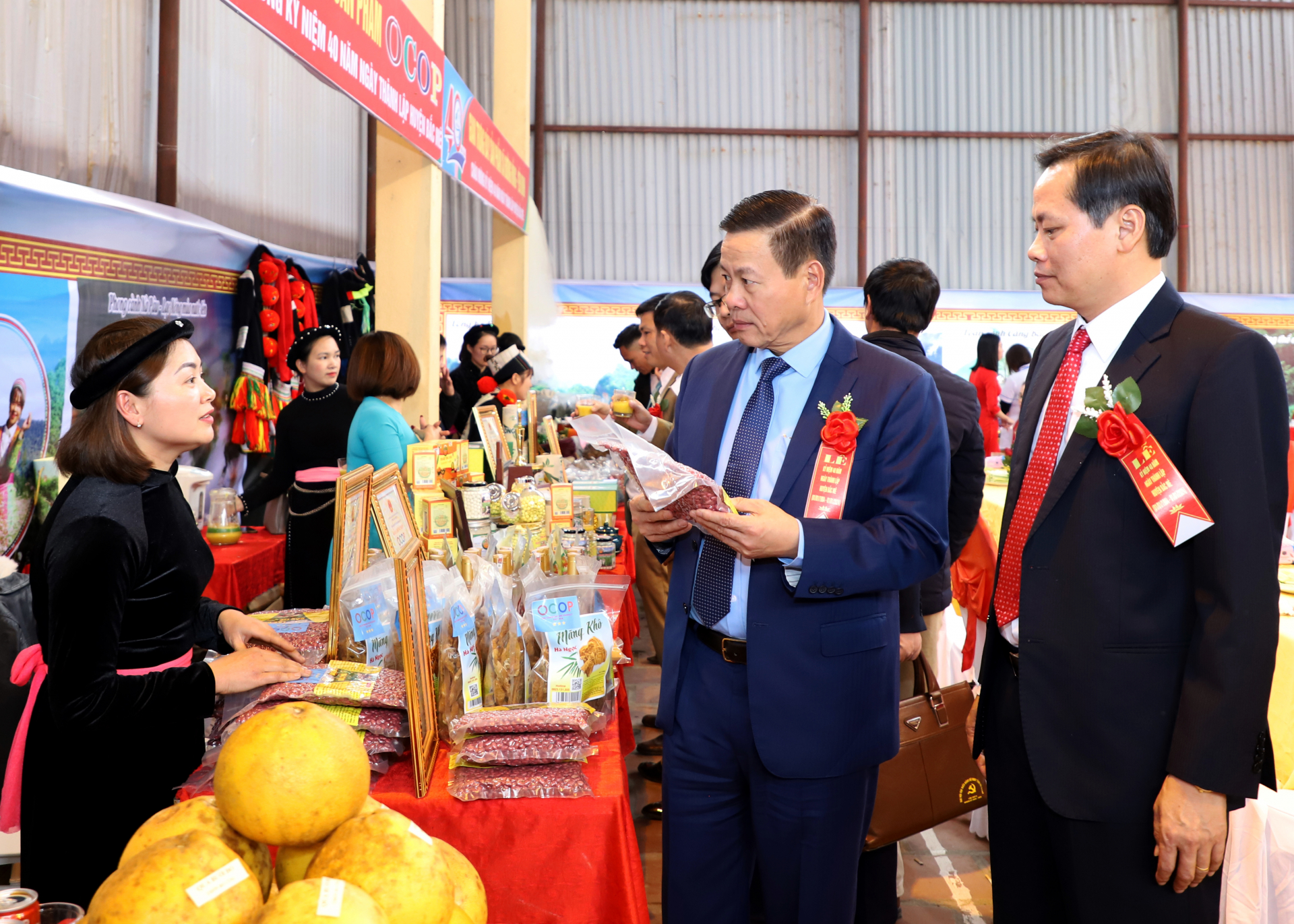 Chủ tịch UBND tỉnh Nguyễn Văn Sơn tham quan gian hàng sản phẩm đặc trưng huyện Bắc Mê.