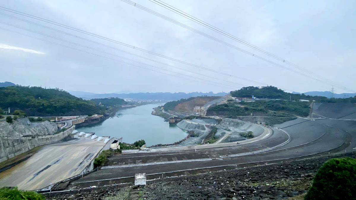 Đập Thủy điện Hòa Bình có 12 cửa xả, bên cạnh sản xuất điện, đây là một công trình ngăn nước, điều tiết, phòng chống lũ lụt cho đồng bằng sông Hồng. Công trình này lớn nhất Việt Nam và Đông Nam Á (cho đến trước năm 2010). Vì thế cửa đập xả nước cũng thuộc loại khổng lồ. Sau khi nhà máy Thủy điện Sơn La được xây dựng, Thủy điện Hòa Bình là công trình thủy điện lớn thứ 2 ở Việt Nam.