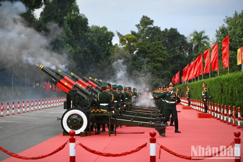 Nghi thức bắn 21 loạt đại bác chào mừng Tổng Bí thư, Chủ tịch Trung Quốc Tập Cận Bình và Phu nhân thăm cấp Nhà nước tới Việt Nam.