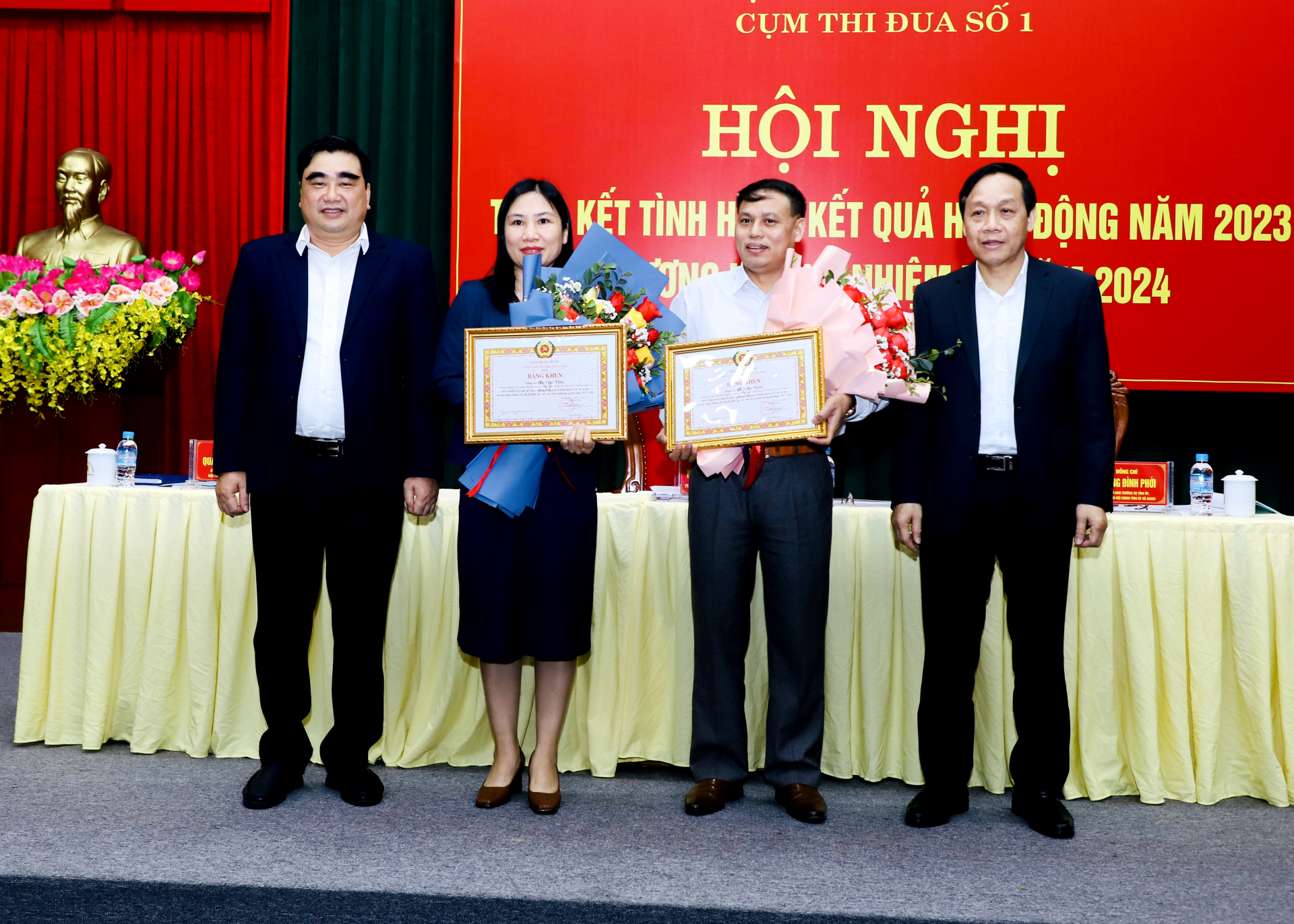 Phó Trưởng ban Nội chính T.Ư Nguyễn Thanh Hải và Trưởng ban Nội chính Tỉnh ủy Hoàng Đình Phới tặng Bằng khen của Trưởng ban Nội chính T.Ư cho các tập thể