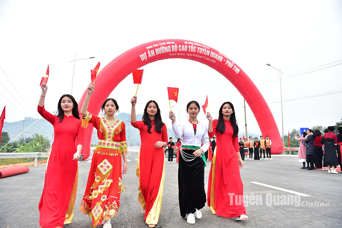 Các em học sinh hân hoan chào mừng ngày khánh thành cao tốc Tuyên Quang Phú Thọ​. Ảnh: Thanh Phúc