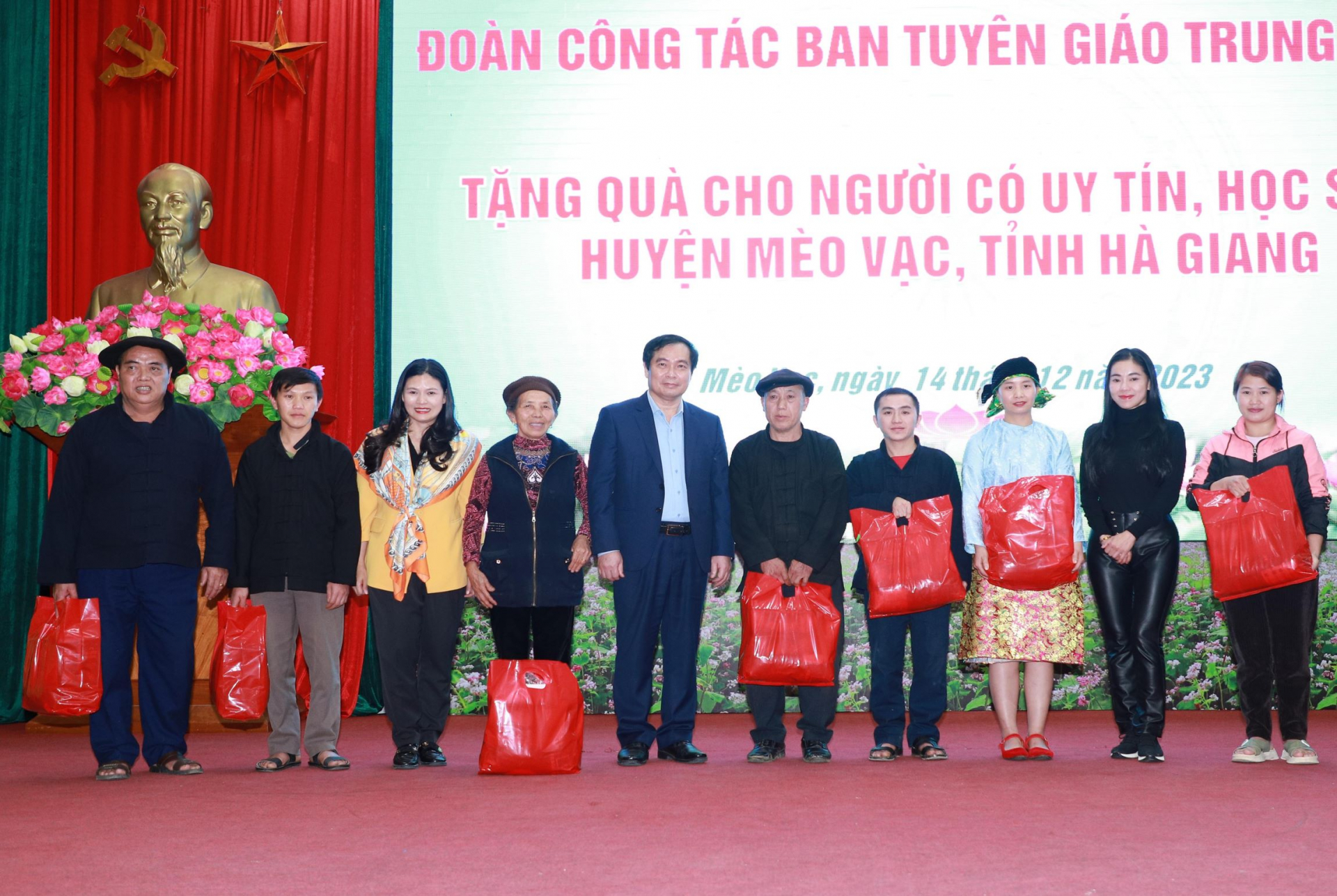 Phó Trưởng Ban Tuyên giáo T.Ư Phan Xuân Thủy cùng đoàn công tác tặng quà cho người có uy tín tại huyện Mèo Vạc.