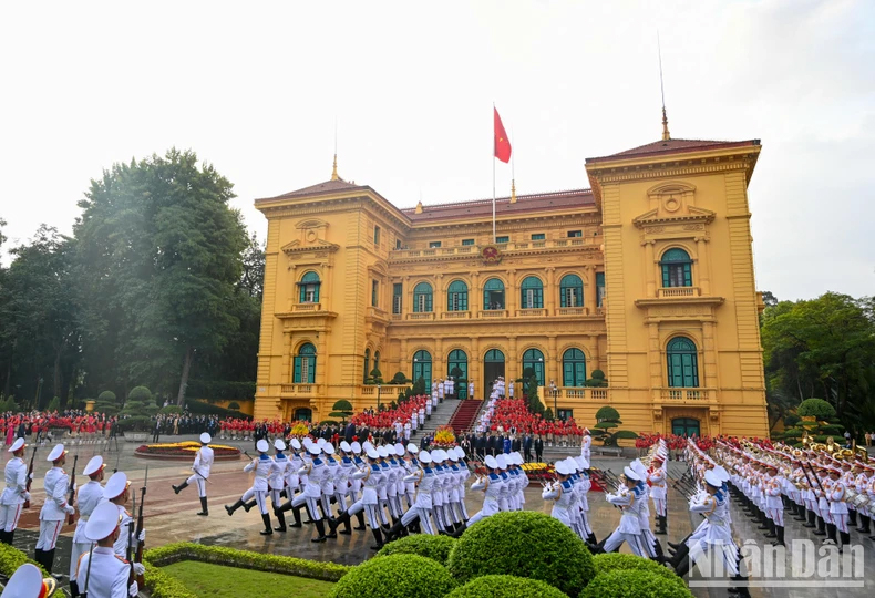 Tổng Bí thư Nguyễn Phú Trọng và Tổng Bí thư, Chủ tịch Trung Quốc Tập Cận Bình duyệt đội danh dự Quân đội Nhân dân Việt Nam tại lễ đón.