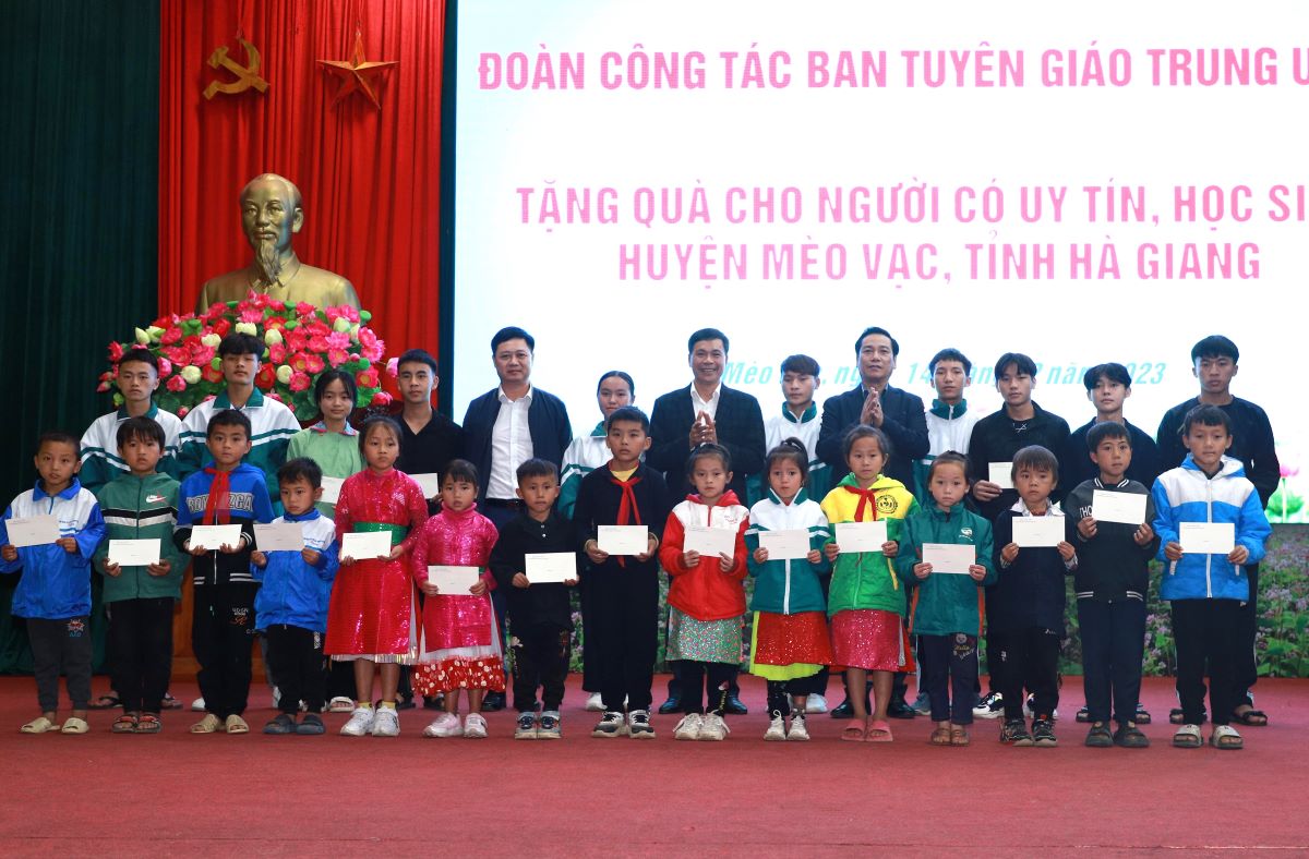 Đại diện lãnh đạo Báo điện tử Đảng Cộng sản Việt Nam; Trung tâm Thông tin công tác Tuyên giáo; Tạp chí Tuyên giáo và Bí thư Huyện ủy Mèo Vạc Phạm Văn Tú tặng quà cho học sinh có hoàn cảnh khó khăn tại huyện Mèo Vạc.