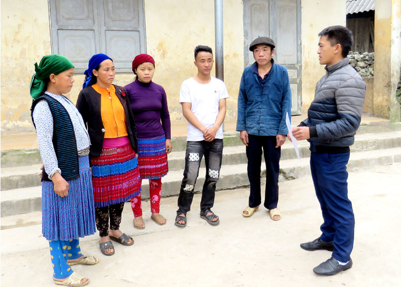 Anh Thò Mí Xá (người đầu tiên từ phải) trao đổi với người dân về kế hoạch thực hiện Nghị quyết 27 trong thời gian tới.