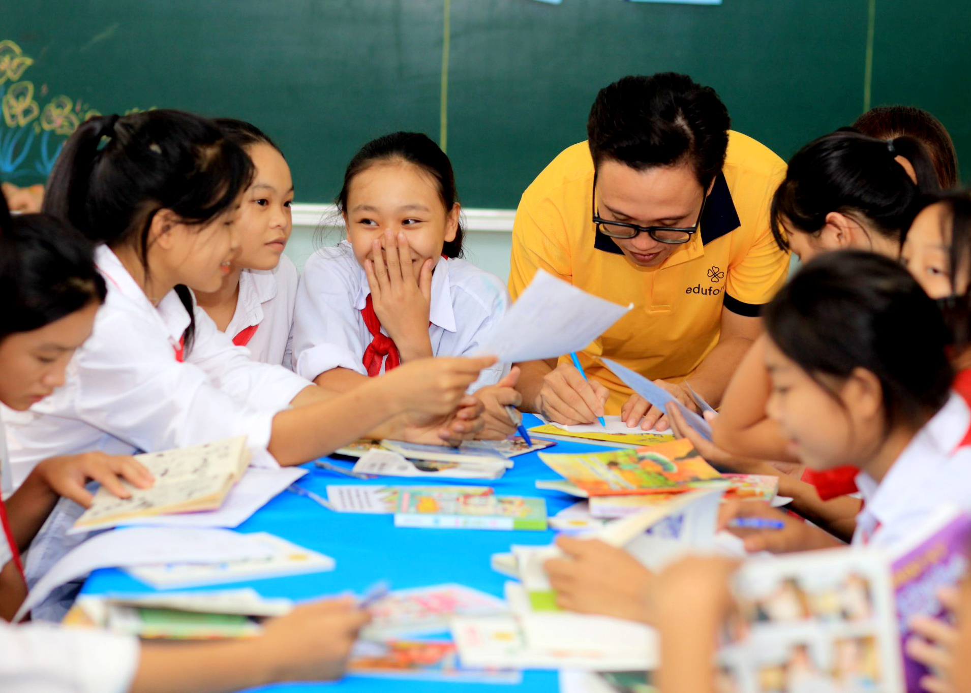 Học sinh Trường PTDT bán trú TH&THCS Bản Rịa hào hứng trong giờ đọc sách và tìm hiểu kỹ năng sống.